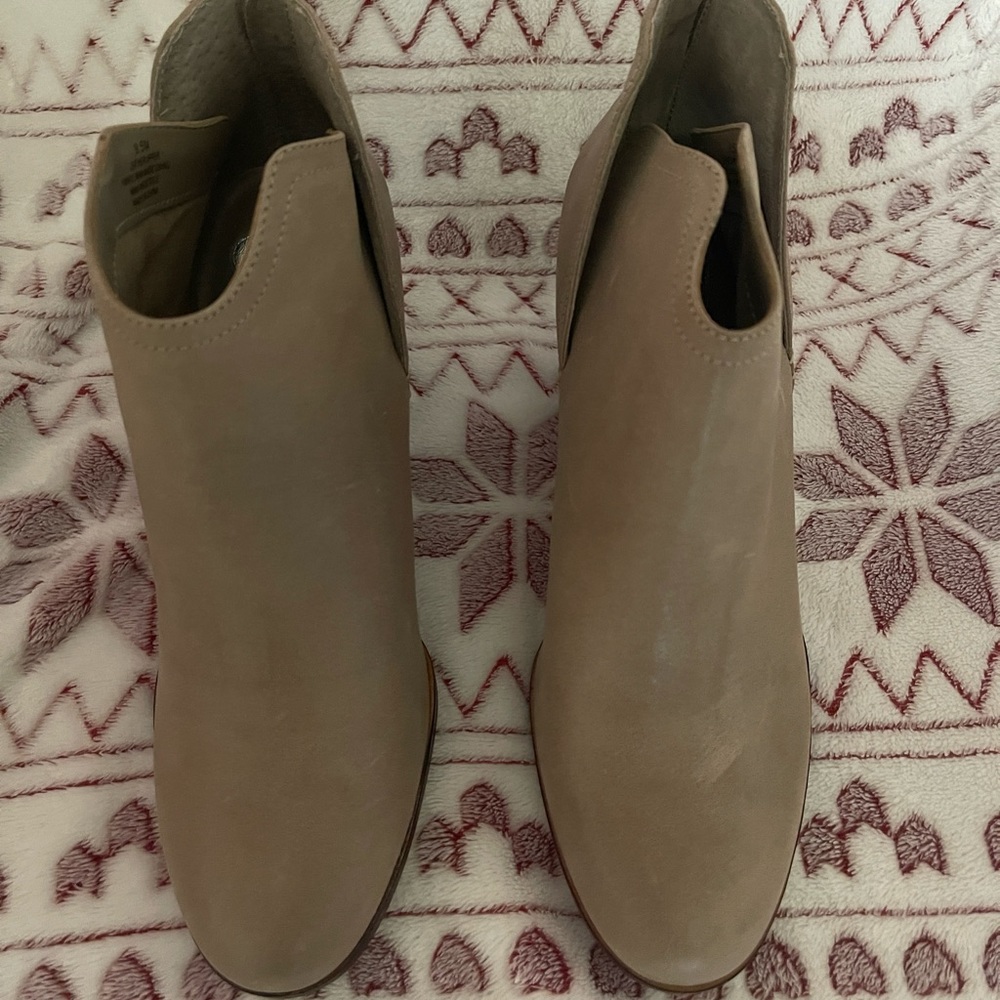 Women’s New Gianni Bini Zip Up Bootie Size 91/2M New!  Never Worn!
